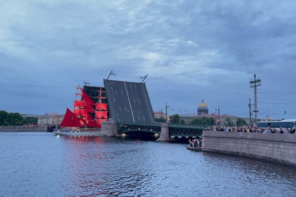 Опасные экскурсии на крышы во время Алых парусов в Петербурге