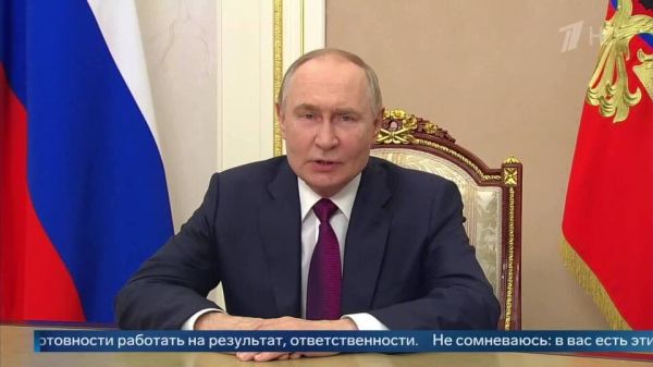 Путин поздравил выпускников с окончанием школы и призвал к амбициям