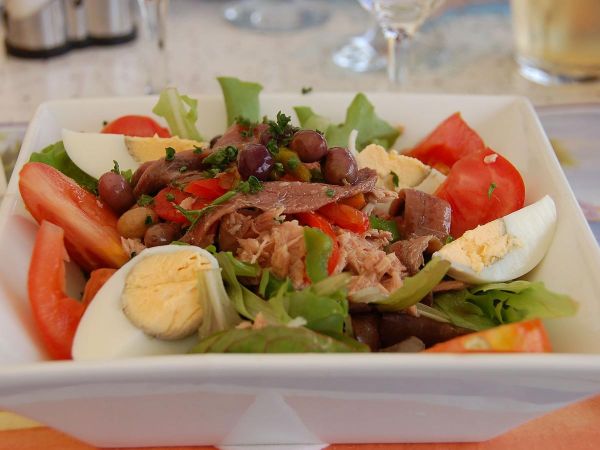 Салат с омулем и черёмухой оригинальный рецепт северной кухни