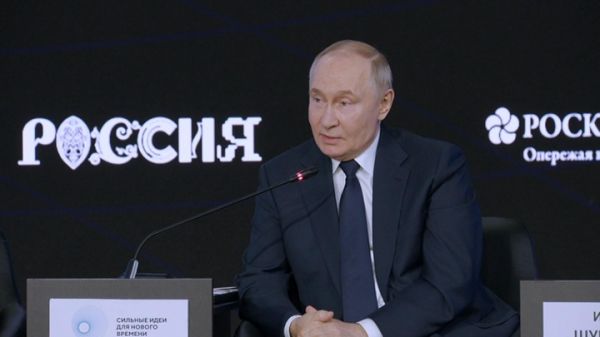 Путин обсуждает обмен идеями с Трампом на форуме АСИ