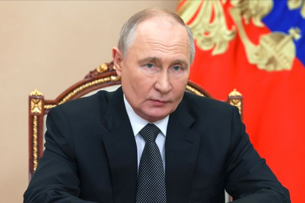 Путин участвует в важнейших событиях включая саммит БРИКС и выставку Народного фронта