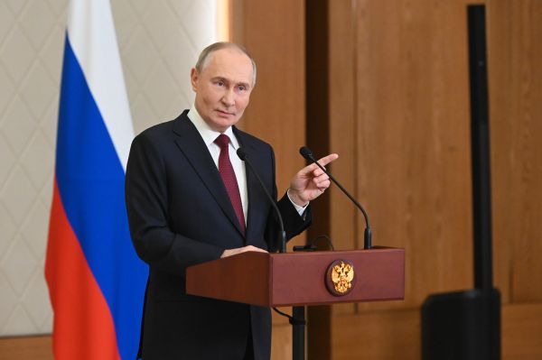 Путин и Трамп на фоне военного конфликта