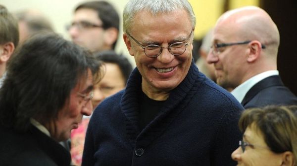 Хоккей против футбола в России