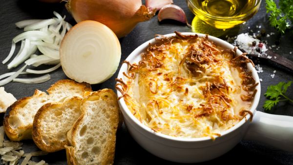 Классический луковый суп французской кухни