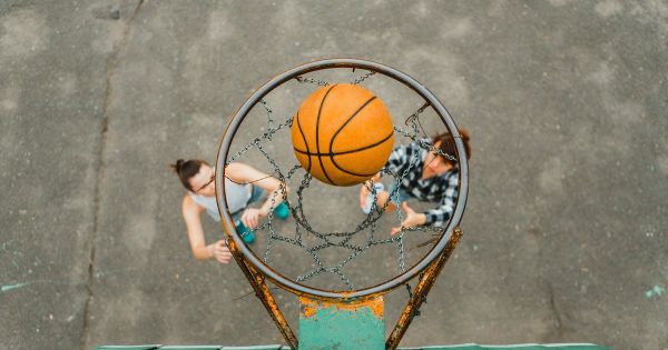 Как выбрать баскетбольный мяч для зала и улицы