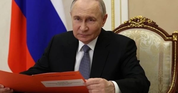 Президент России наградил многодетных родителей за вклад в семью