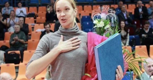 Президент России наградил волейбольную чемпионку Елену Годину медалью ордена