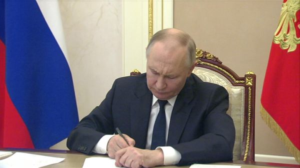 Путин подписал закон о скидке на госпошлину за дарение жилья