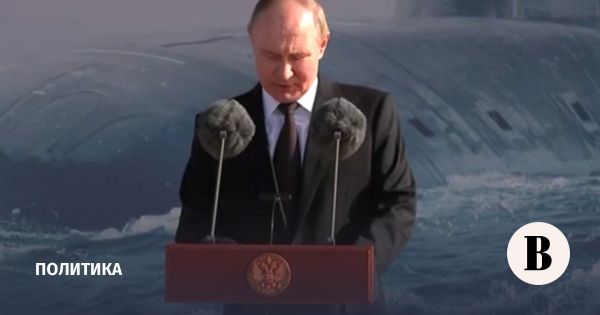 Церемония поднятия флага на подводном крейсере Князь Пожарский в Северодвинске