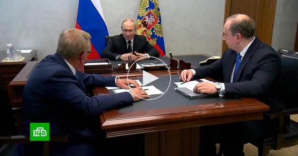 Путин на церемонии поднятия Андреевского флага на подводном крейсере Князь Пожарский