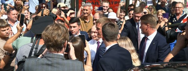 Путин общается с петербуржцами на День Военно-Морского Флота