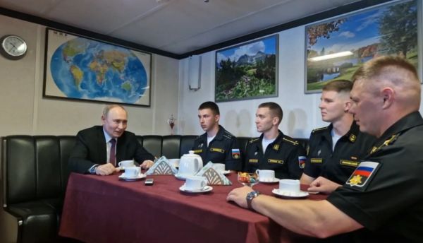 Путин поздравил экипаж фрегата за успешное отражение атаки беспилотников