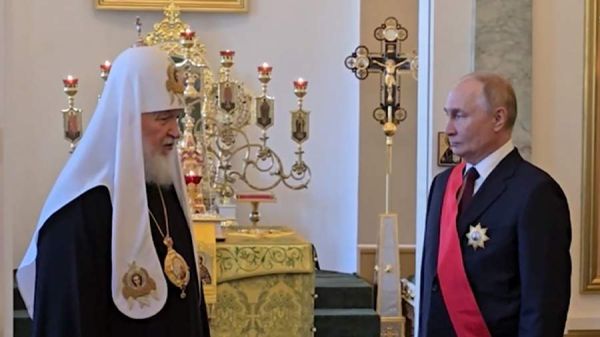 Путин и патриарх Кирилл на праздновании Дня ВМФ в Санкт-Петербурге