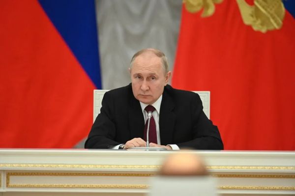 Путин подписал закон об освобождении мигрантов от подтверждения знания языка