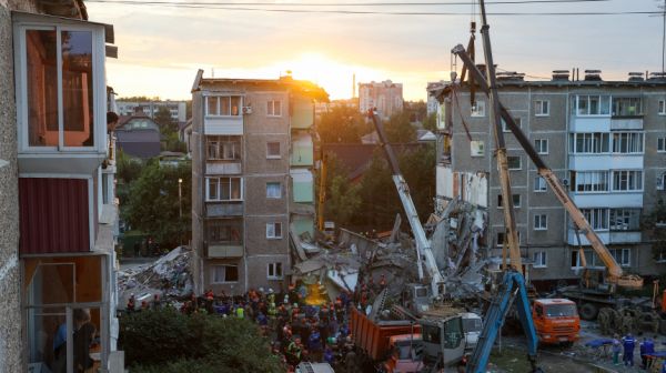 Извлечение пострадавших из-под завалов и их медицинская помощь