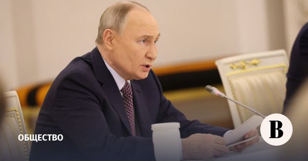 Путин предлагает равные льготы для матерей-героинь и Героев Труда