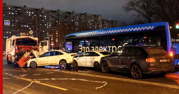 Серьезная авария в Москве с участием пожарного КамАЗа и автобусов